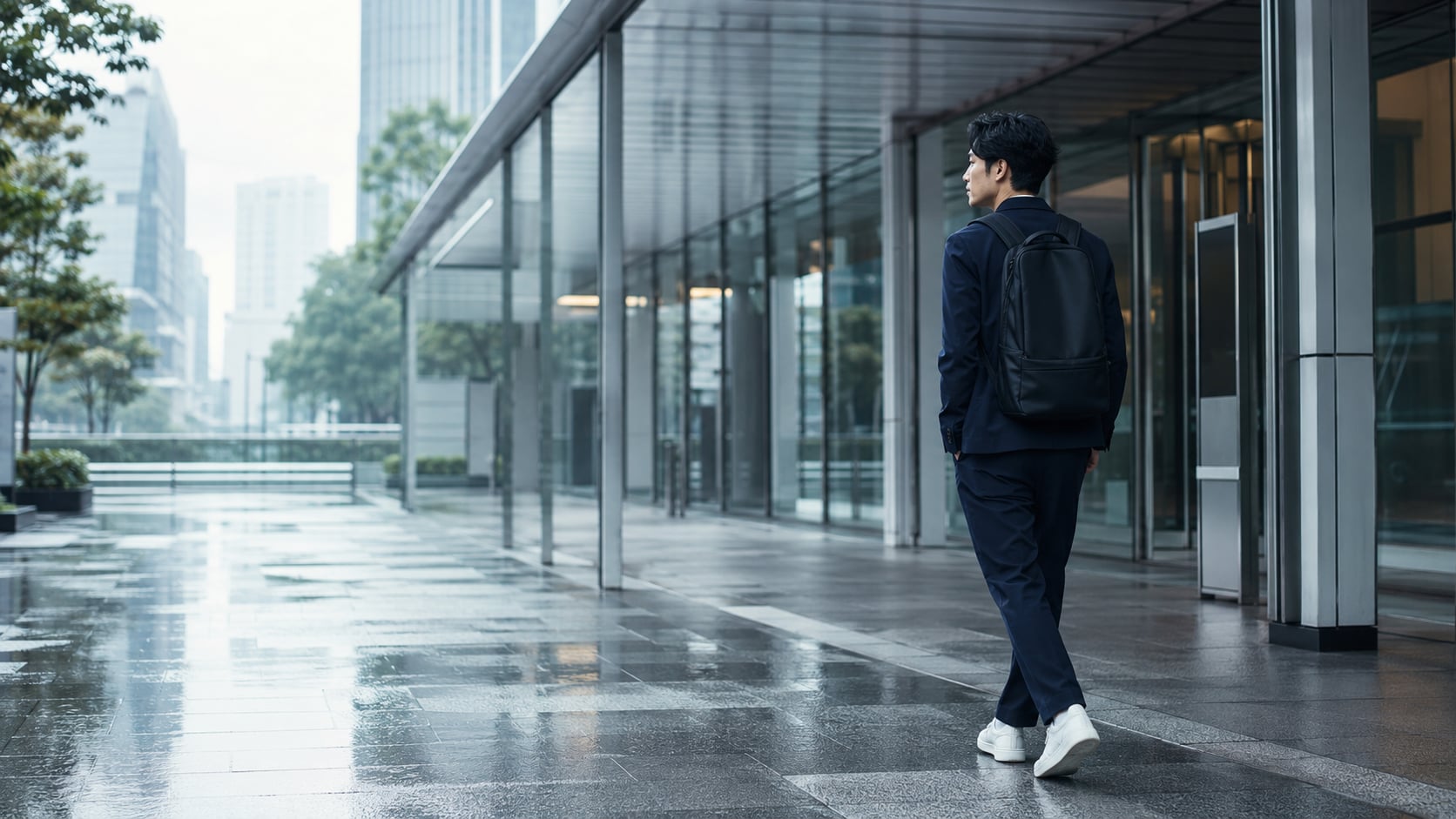 雨上がりの都市をネイビーのセットアップで移動する男性のコンセプトビジュアル