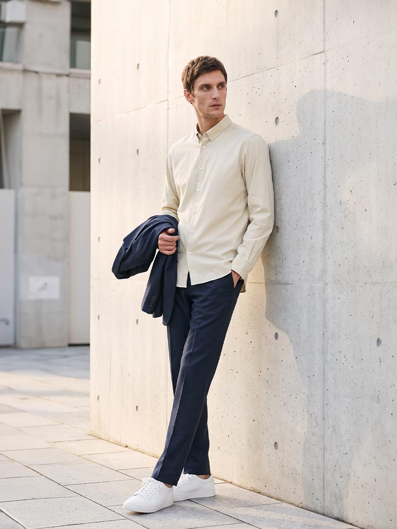 厚手のシャツとカシミヤのニット